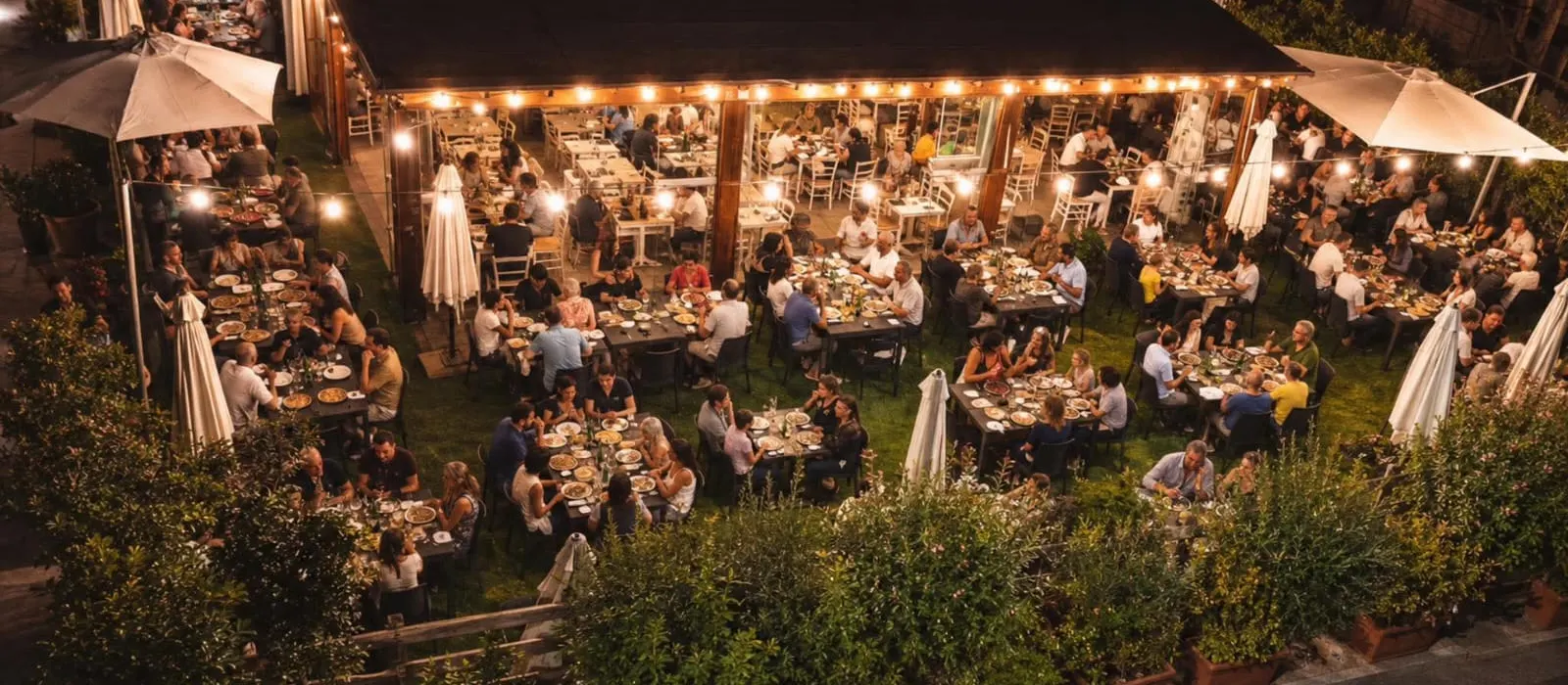 La terrazza di Semplice Bufalotta piena di clienti la sera